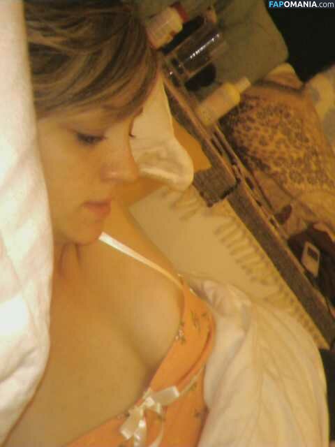 Abby Elliott Nude Leaked Photo #9