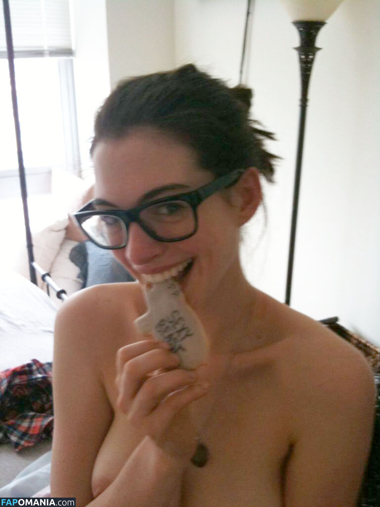 Anne Hathaway Nude Leaked Photo #9