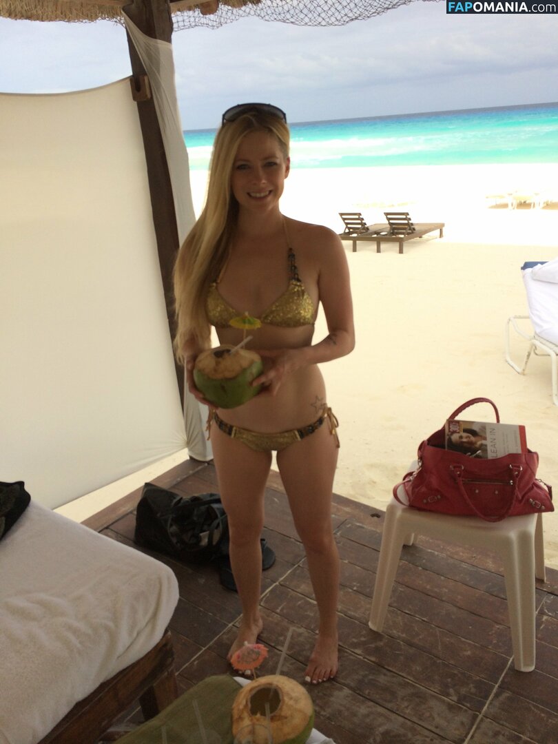 Avril Lavigne Nude Leaked Photo #6