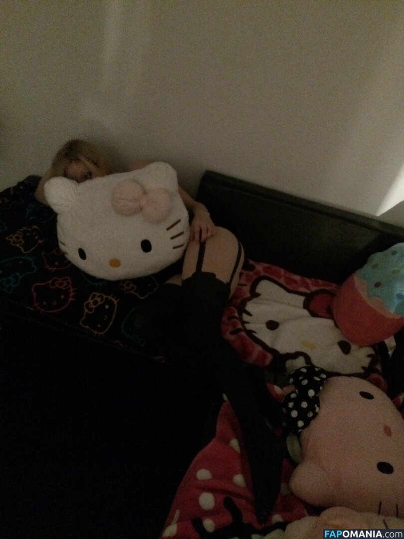 Avril Lavigne Nude Leaked Photo #15