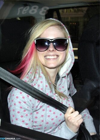 Avril Lavigne Nude Leaked Photo #32