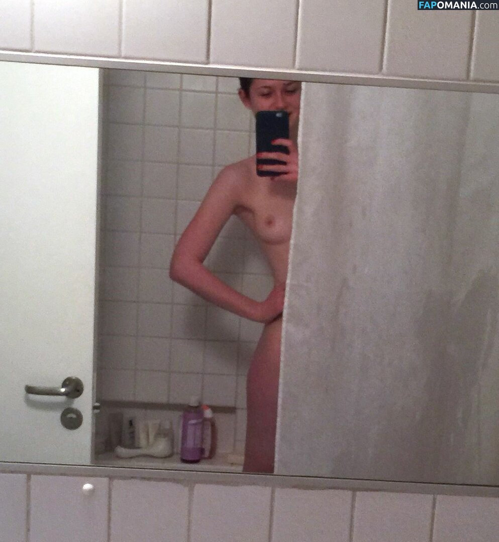 Bonnie Wright Nude Leaked Photo #15