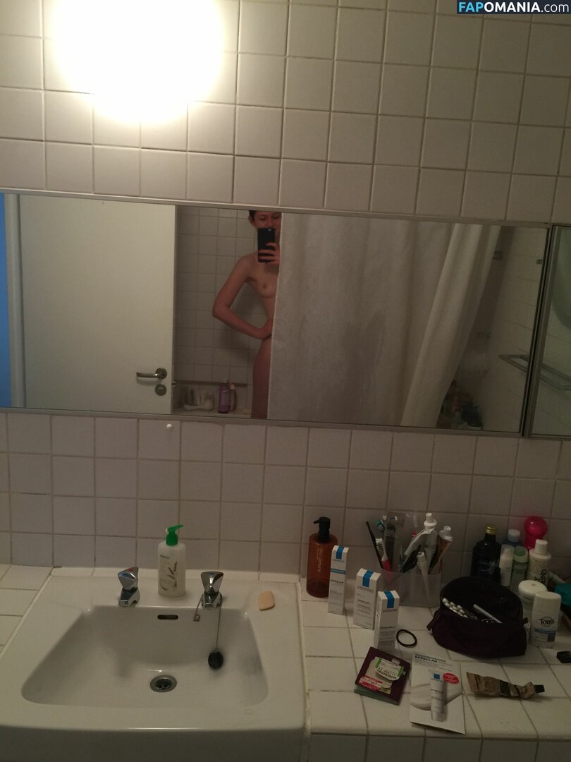 Bonnie Wright Nude Leaked Photo #16