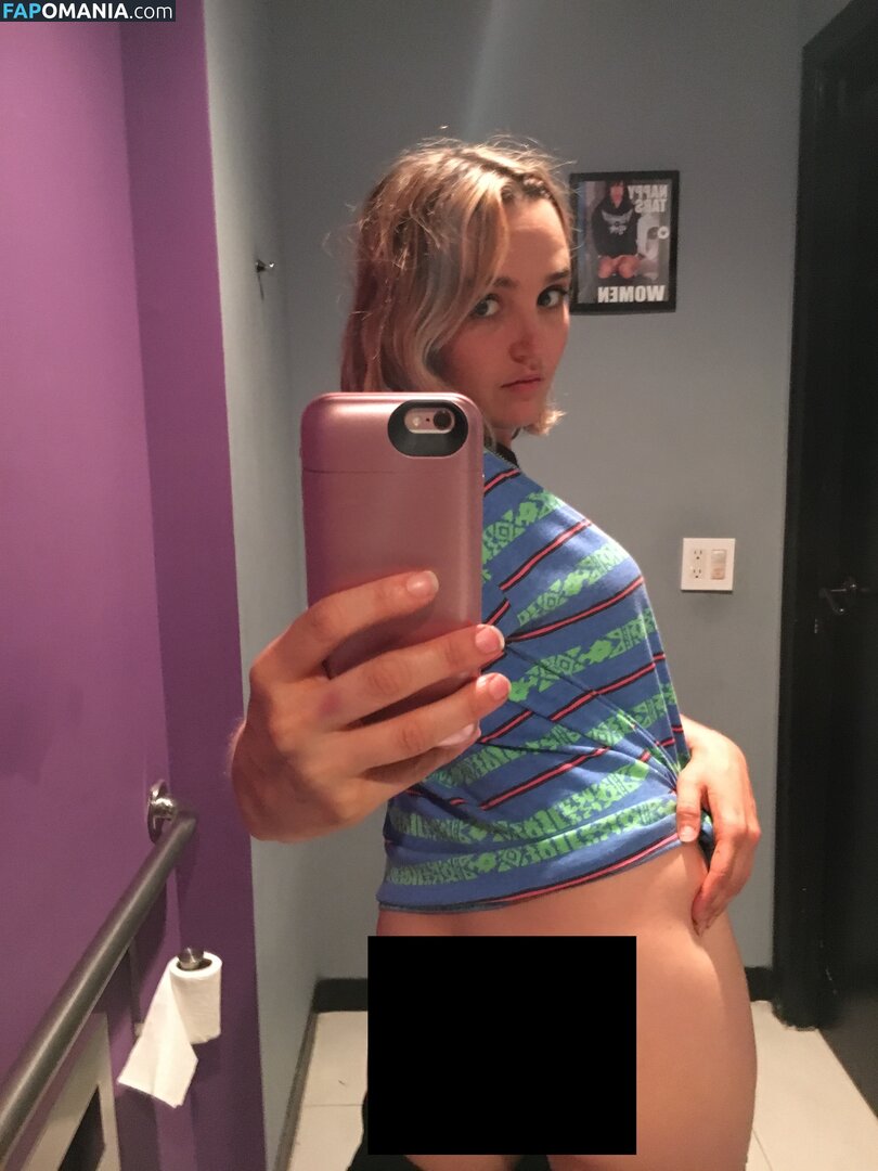 Chloe Fineman Nude Leaked Photo #1