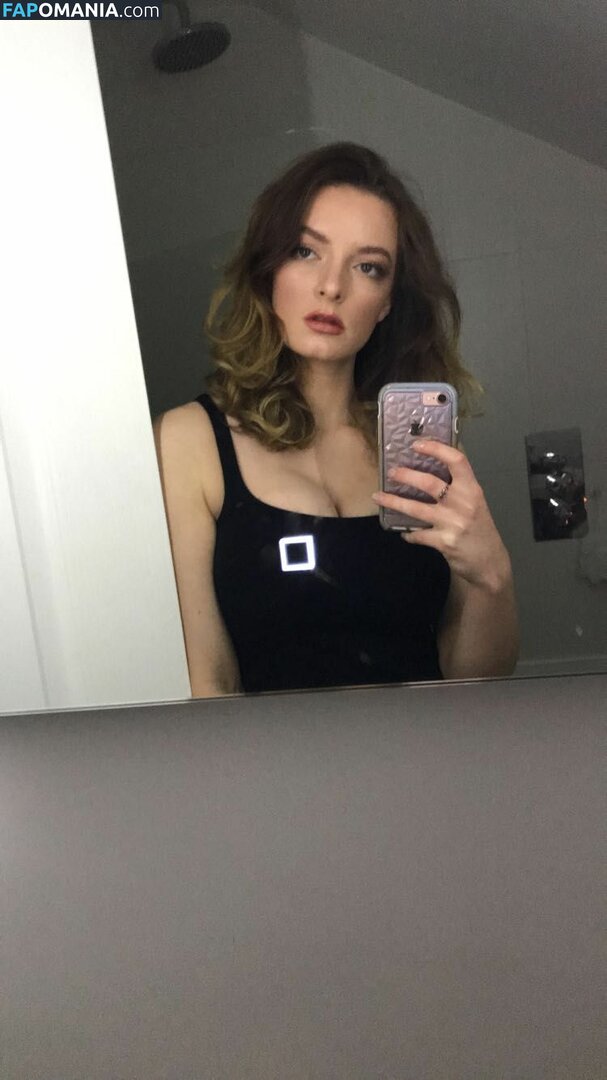 Dakota Blue Richards Nude Leaked Photo #9