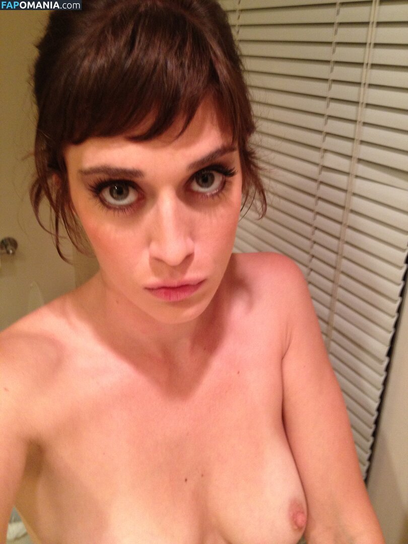 Lizzy Caplan Nude Leaked Photo #1