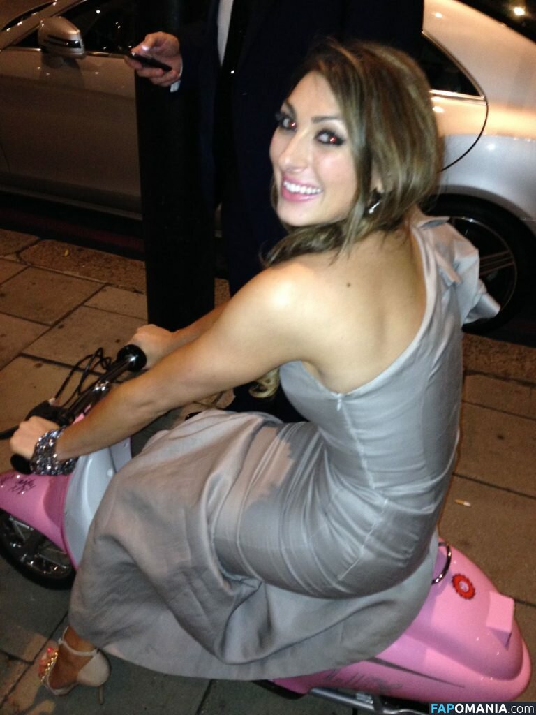 https://fapomania.com/content/l/u/luisa-zissman/1000/luisa-zissman_0004.jpg