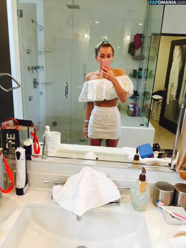 Miley Cyrus Nude Leaked Photo #17