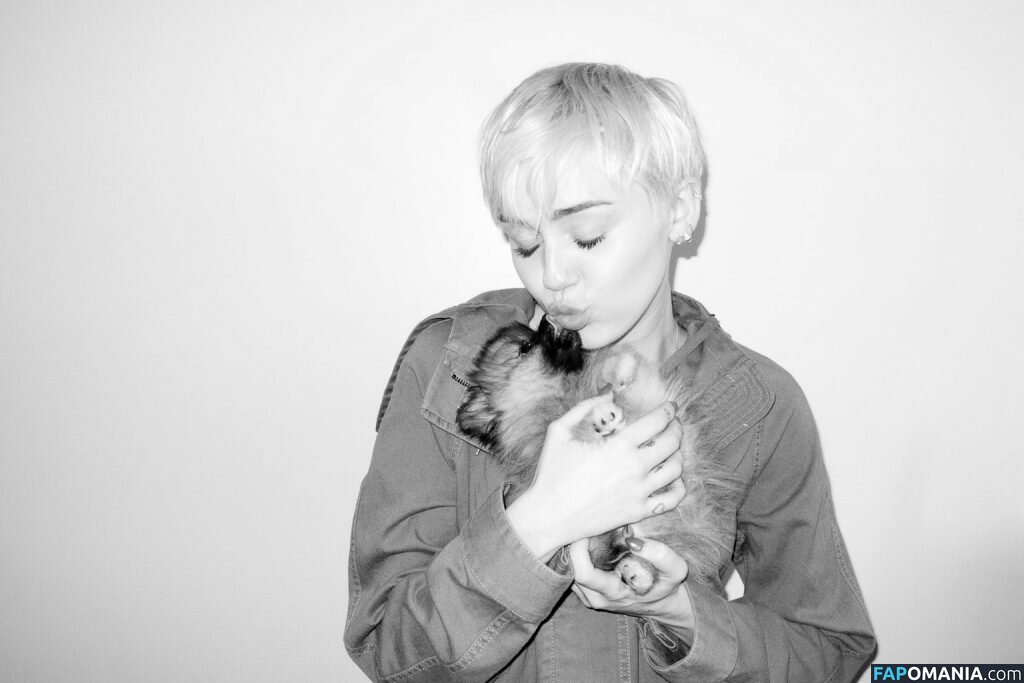 Miley Cyrus Nude Leaked Photo #30