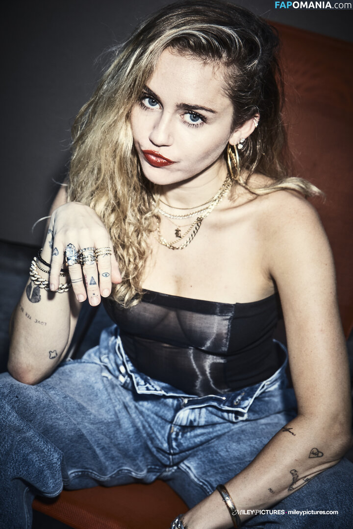 Miley Cyrus Nude Leaked Photo #157