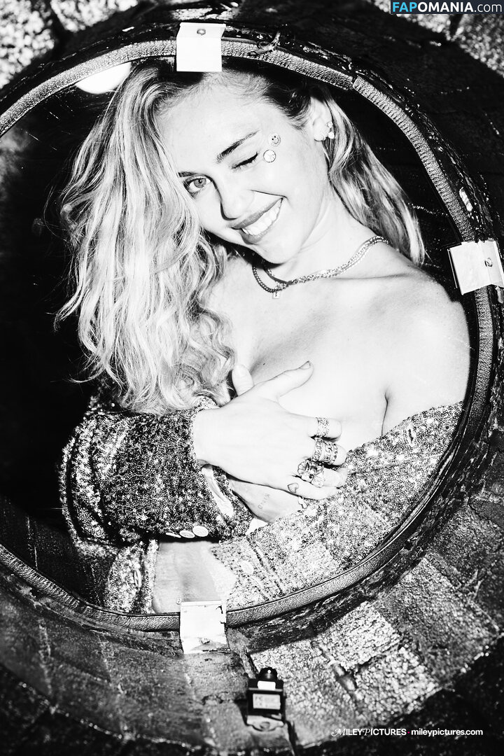 Miley Cyrus Nude Leaked Photo #305
