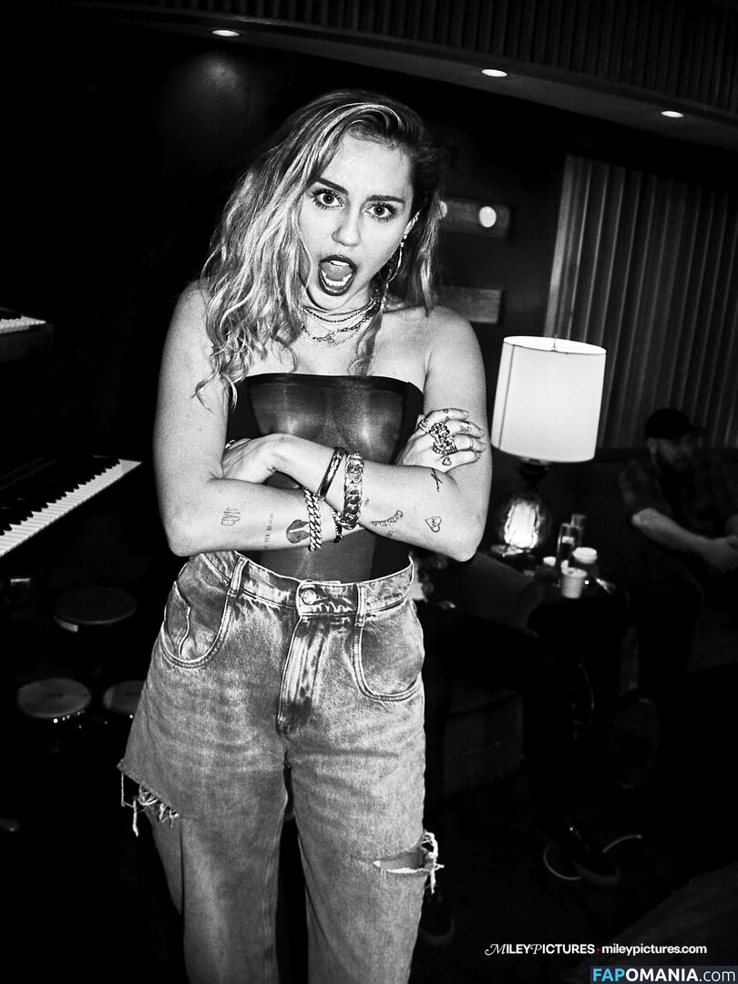 Miley Cyrus Nude Leaked Photo #307