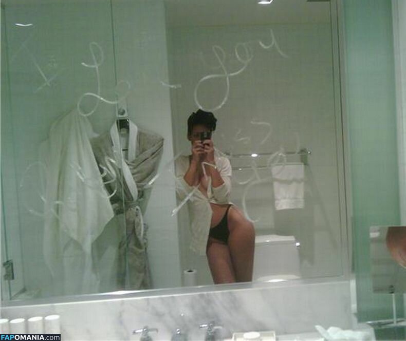 Rihanna Nude Leaked Photo #4
