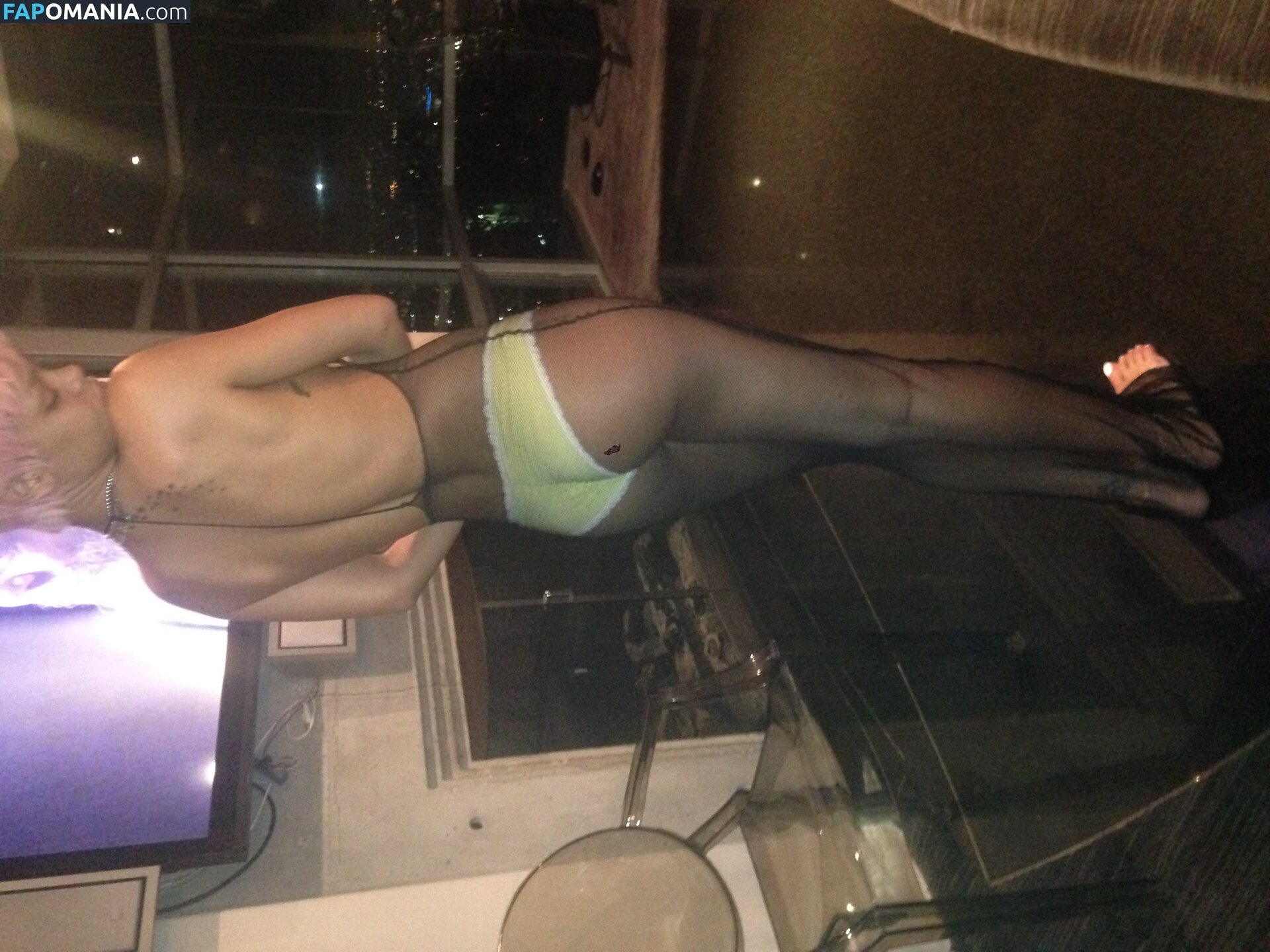 Rihanna Nude Leaked Photo #13