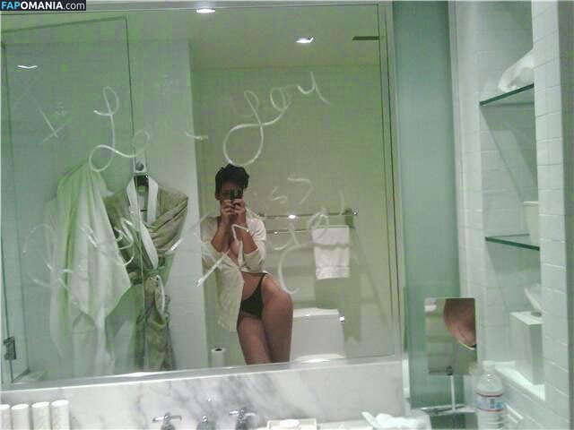 Rihanna Nude Leaked Photo #33