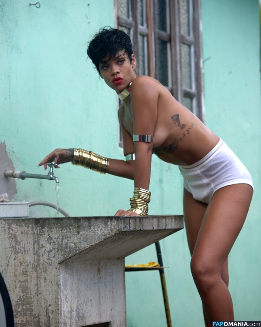 Rihanna Nude Leaked Photo #657