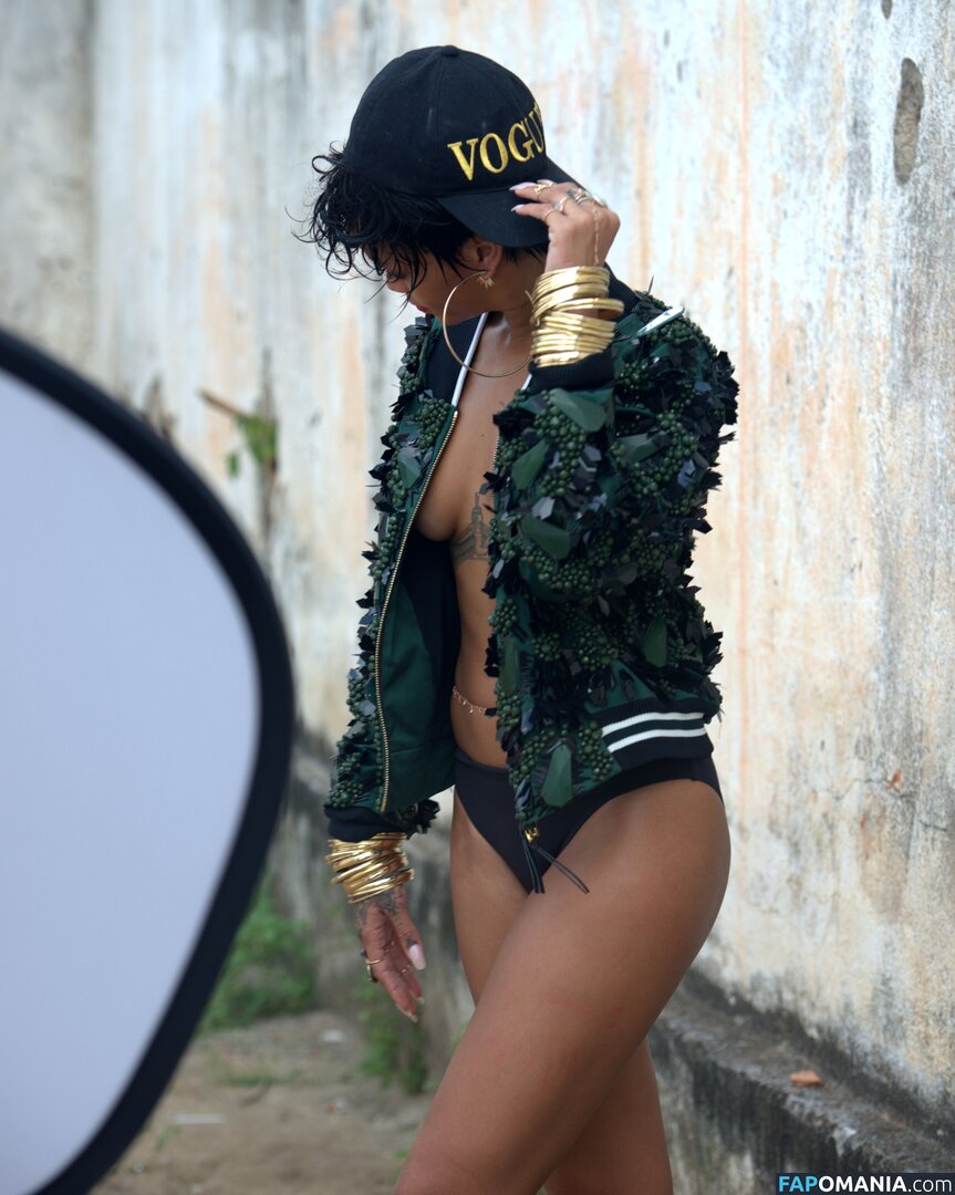 Rihanna Nude Leaked Photo #679