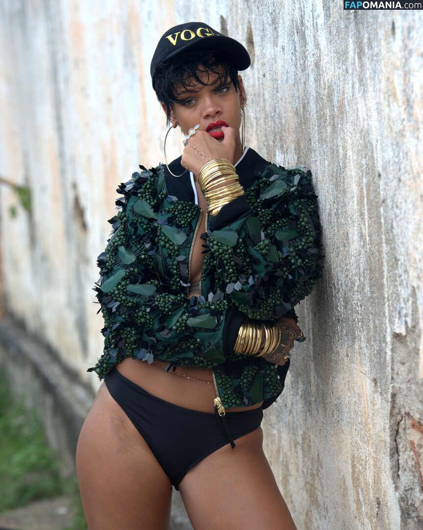 Rihanna Nude Leaked Photo #682
