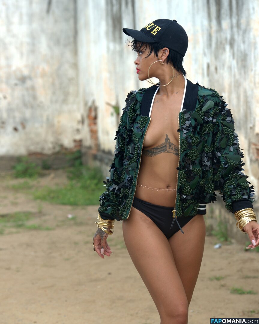 Rihanna Nude Leaked Photo #692