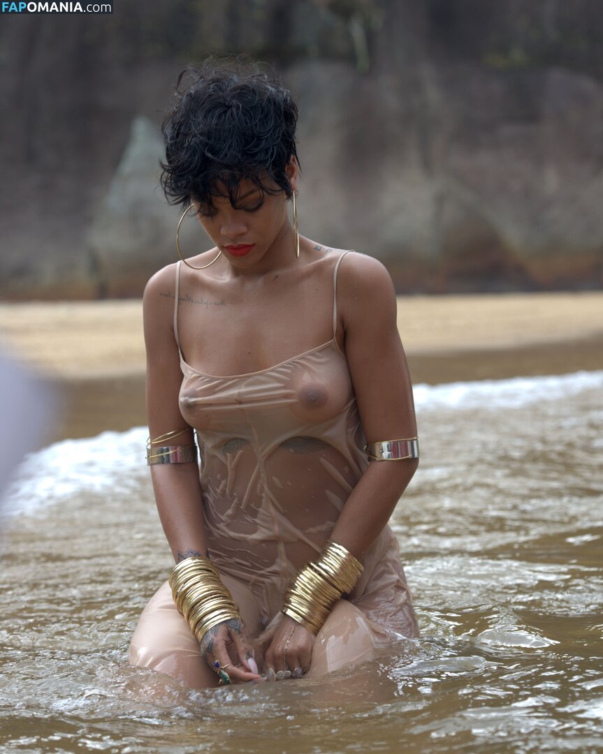 Rihanna Nude Leaked Photo #703