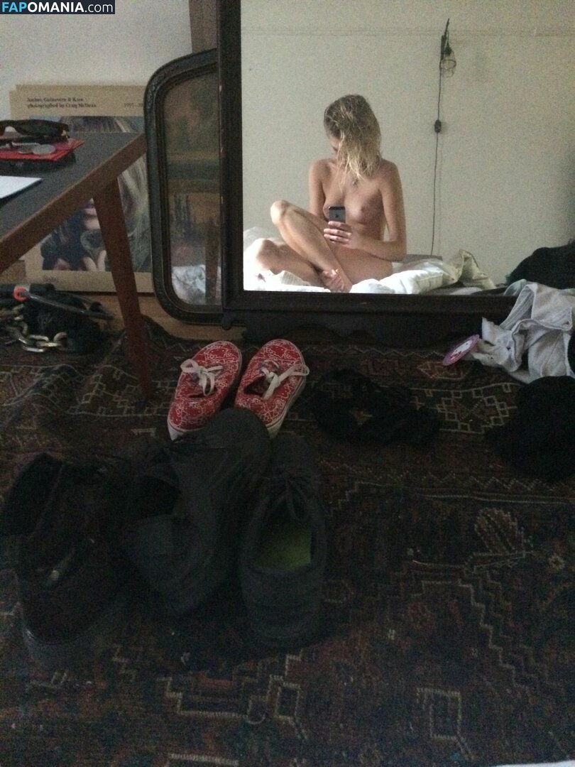 Stella Maxwell Nude Leaked Photo #12
