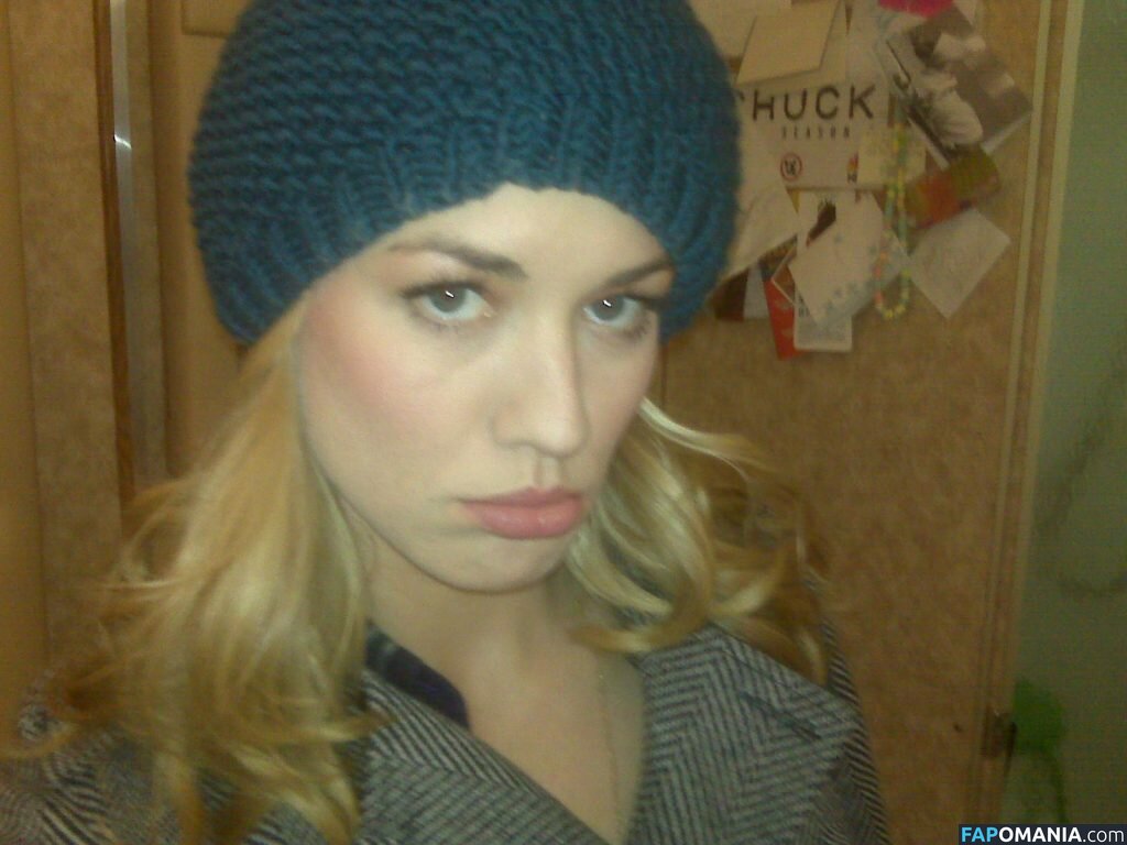 https://fapomania.com/content/y/v/yvonne-strahovski/1000/yvonne-strahovski_0058.jpg