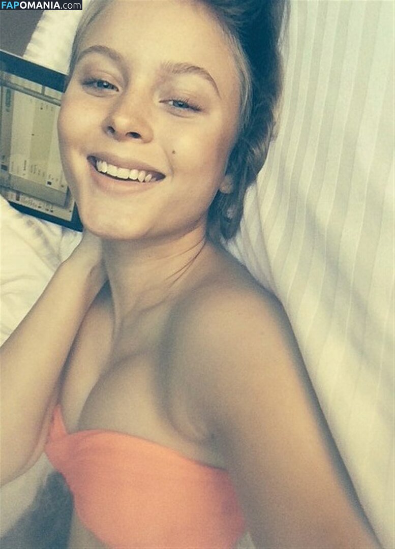 Zara Larsson Nude Leaked Photo #19