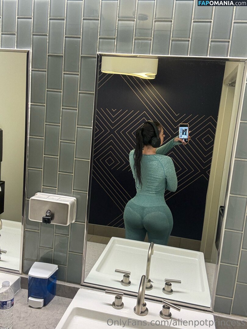 AlienPotPrincess / _alienpotprincess_ Nude OnlyFans  Leaked Photo #5