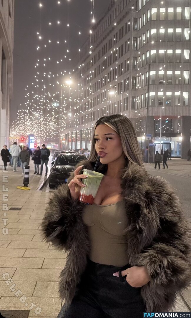 Almira Azemi / almira.azz / almirra.az Nude OnlyFans  Leaked Photo #7