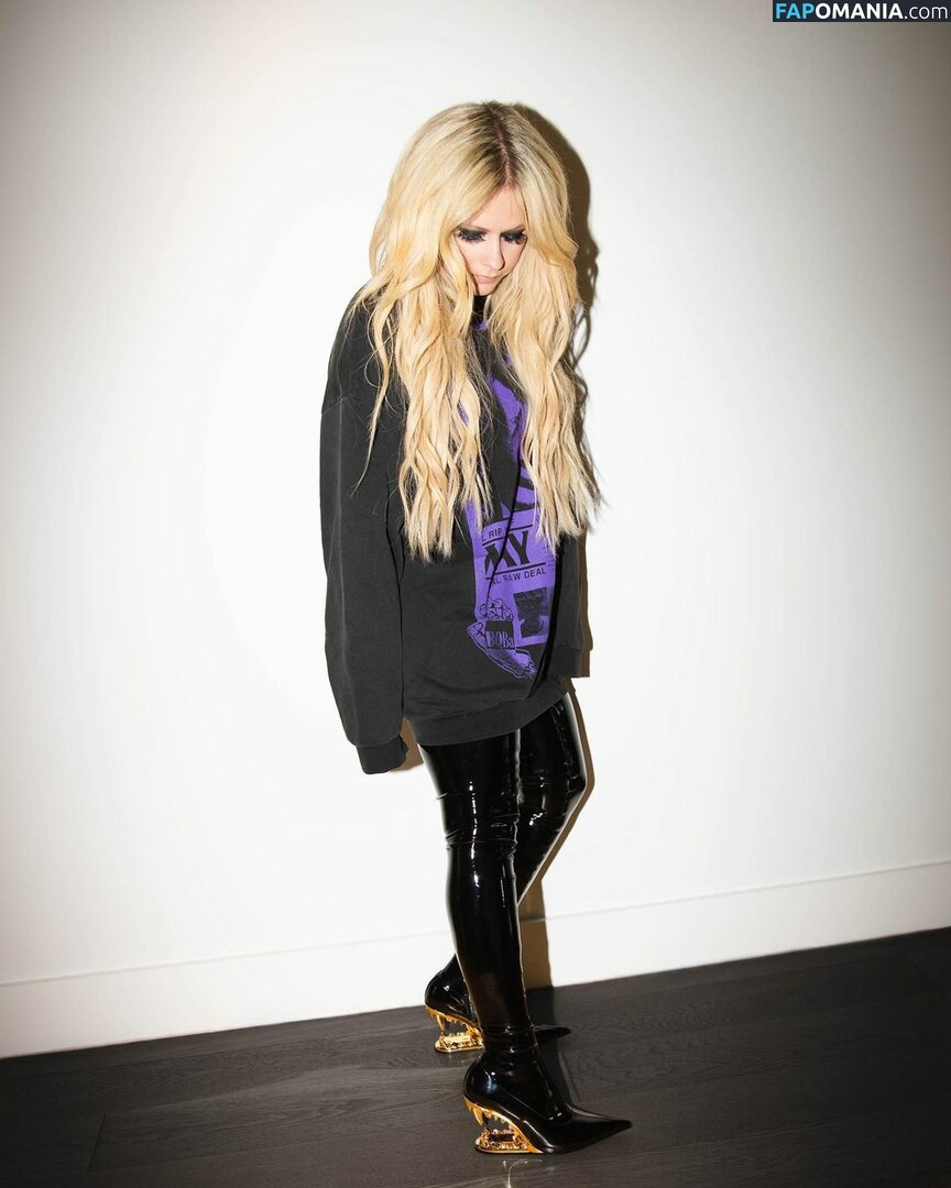 Avril Lavigne Nude Leaked Photo #43