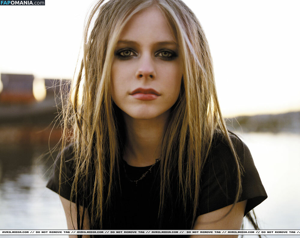 Avril Lavigne Nude Leaked Photo #270