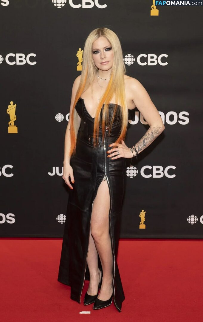 Avril Lavigne Nude Leaked Photo #275