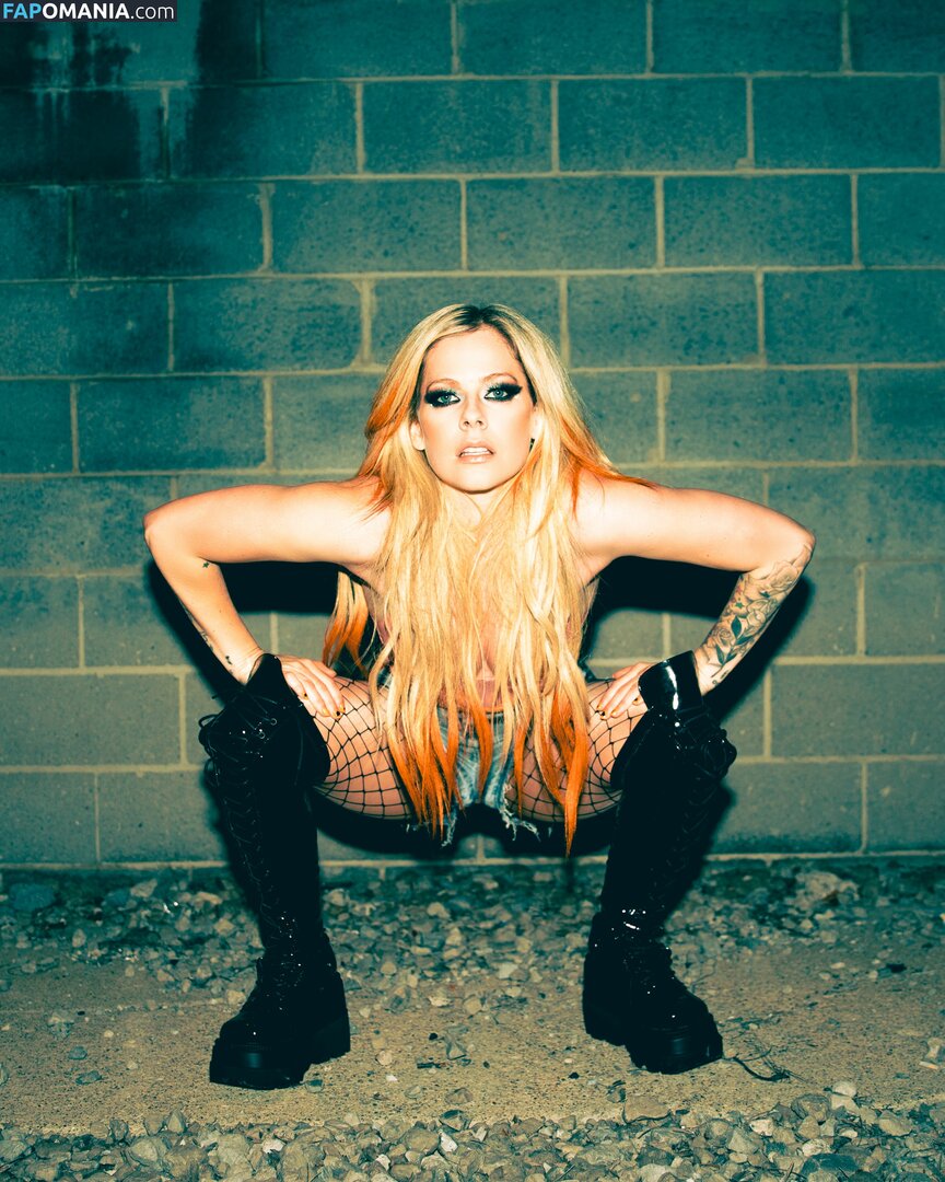 Avril Lavigne Nude Leaked Photo #323