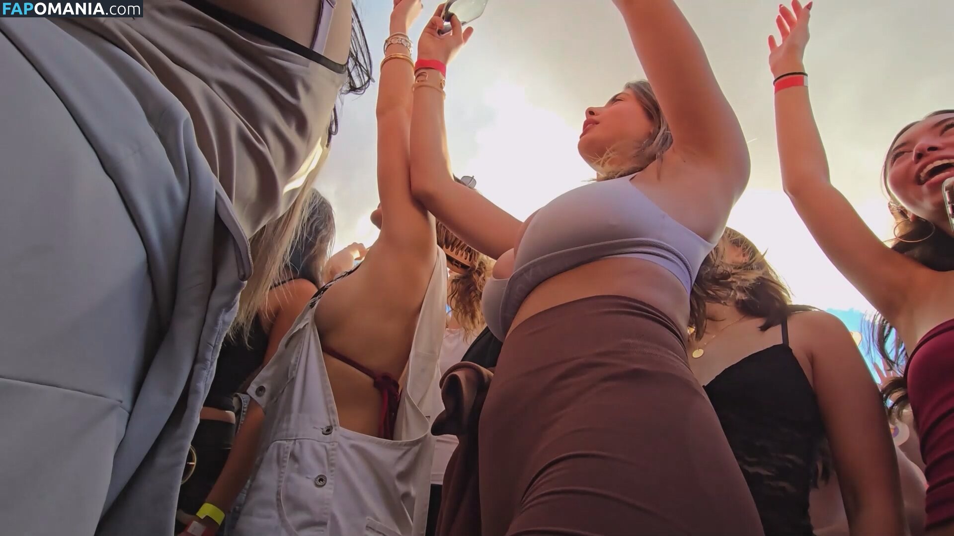 CANDID Boobs / bouncy / braless / cleavage / downblouse / jiggly Nude OnlyFans  Leaked Photo #3