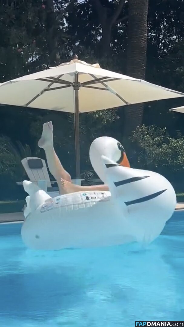 CarolinaBourbon Nude OnlyFans  Leaked Photo #1