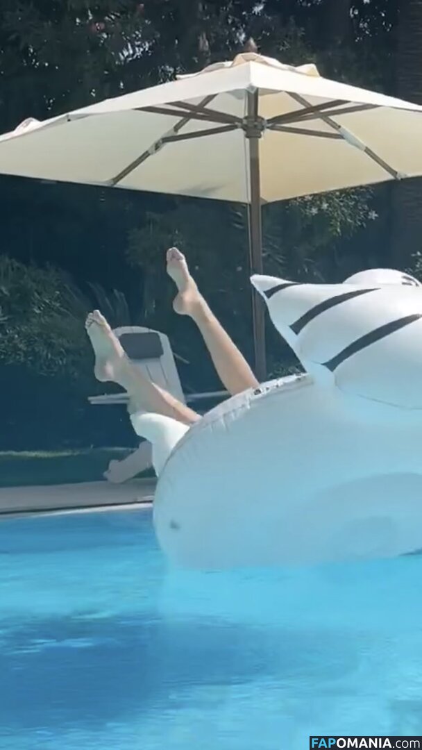 CarolinaBourbon Nude OnlyFans  Leaked Photo #2