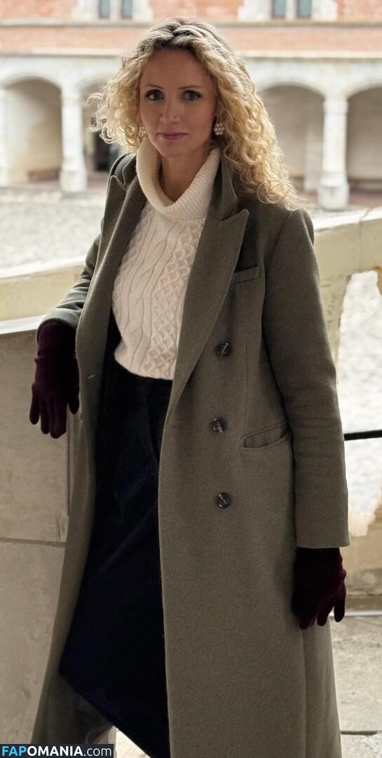 Dr Suzannah Lipscomb / https: / sixteenthcgirl Nude OnlyFans  Leaked Photo #1