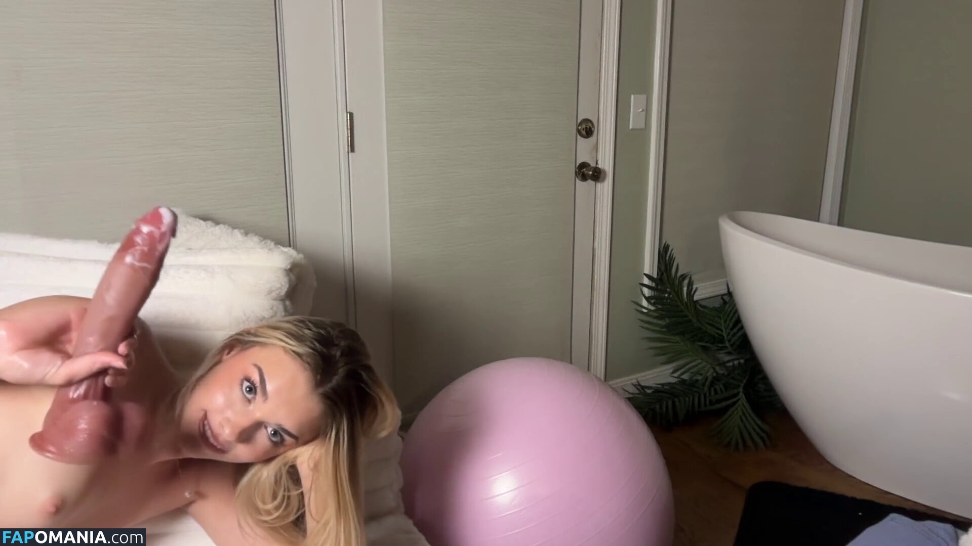 Ella Lowe / ellalowe Nude OnlyFans  Leaked Photo #2
