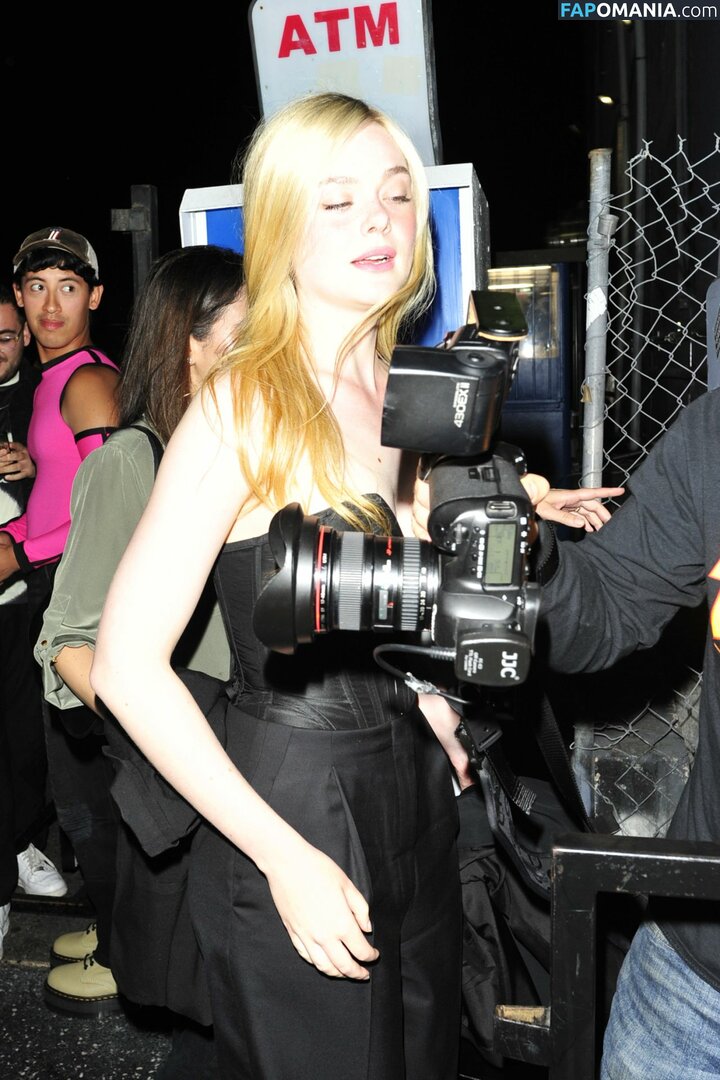 https://fapomania.com/content2/e/l/elle-fanning/1000/elle-fanning_0055.jpg