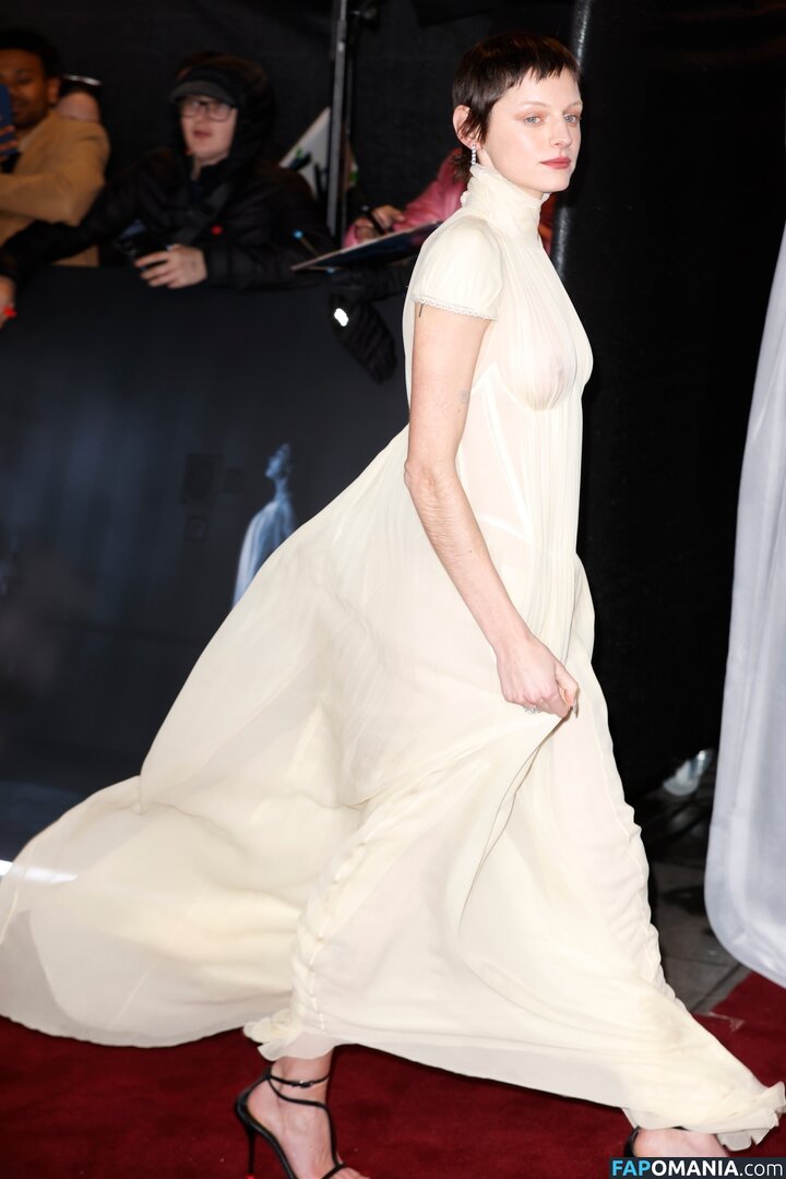 Emma Corrin / emmalouisecorrin Nude OnlyFans  Leaked Photo #4