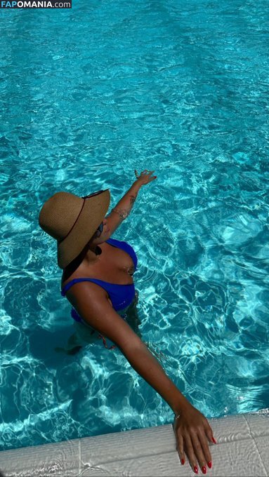 Feyza Akbal / Feyzakball / Foumomy Nude OnlyFans  Leaked Photo #11