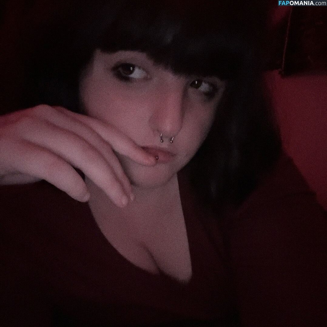 Myka / floral.and.fading._ / lets.cheers.t0.this Nude OnlyFans  Leaked Photo #2