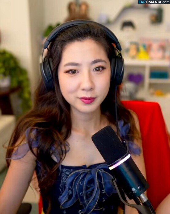Fuslie / Leslie Nude OnlyFans  Leaked Photo #781