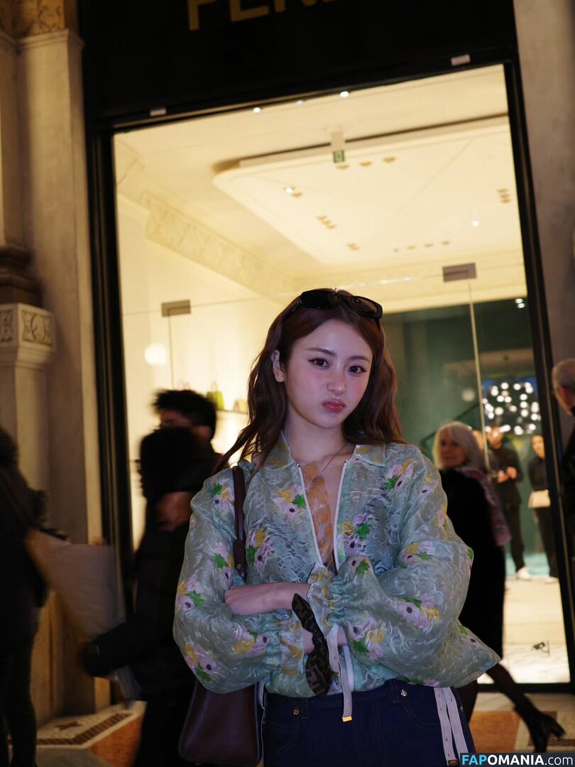 Huh Yunjin 허윤진 / LESSERAFIM / yunjin_lesserafims Nude OnlyFans  Leaked Photo #32