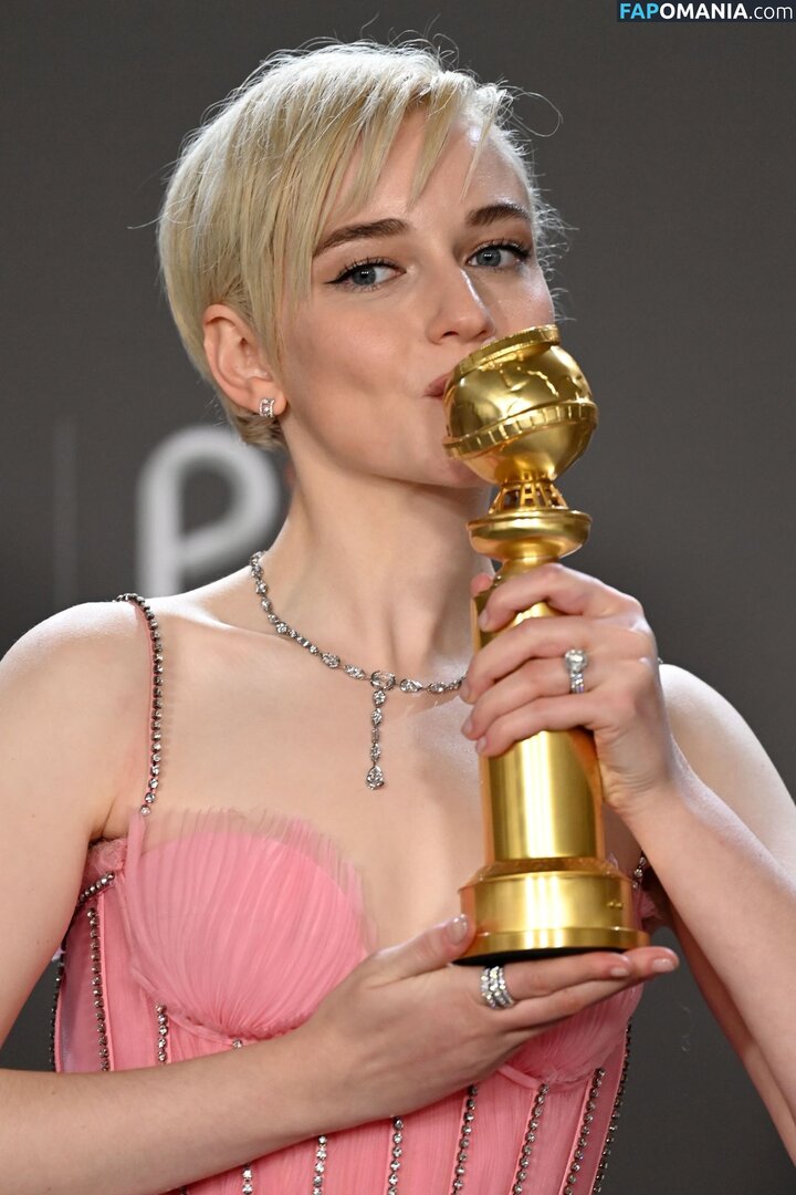 Julia Garner / juliagarnerofficial / ztyg_29 Nude OnlyFans  Leaked Photo #2