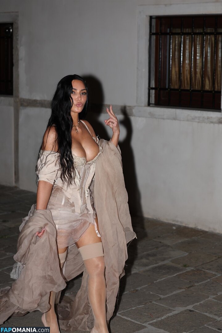 Kim Kardashian / kimkadarshian / kimkardashian Nude OnlyFans  Leaked Photo #23