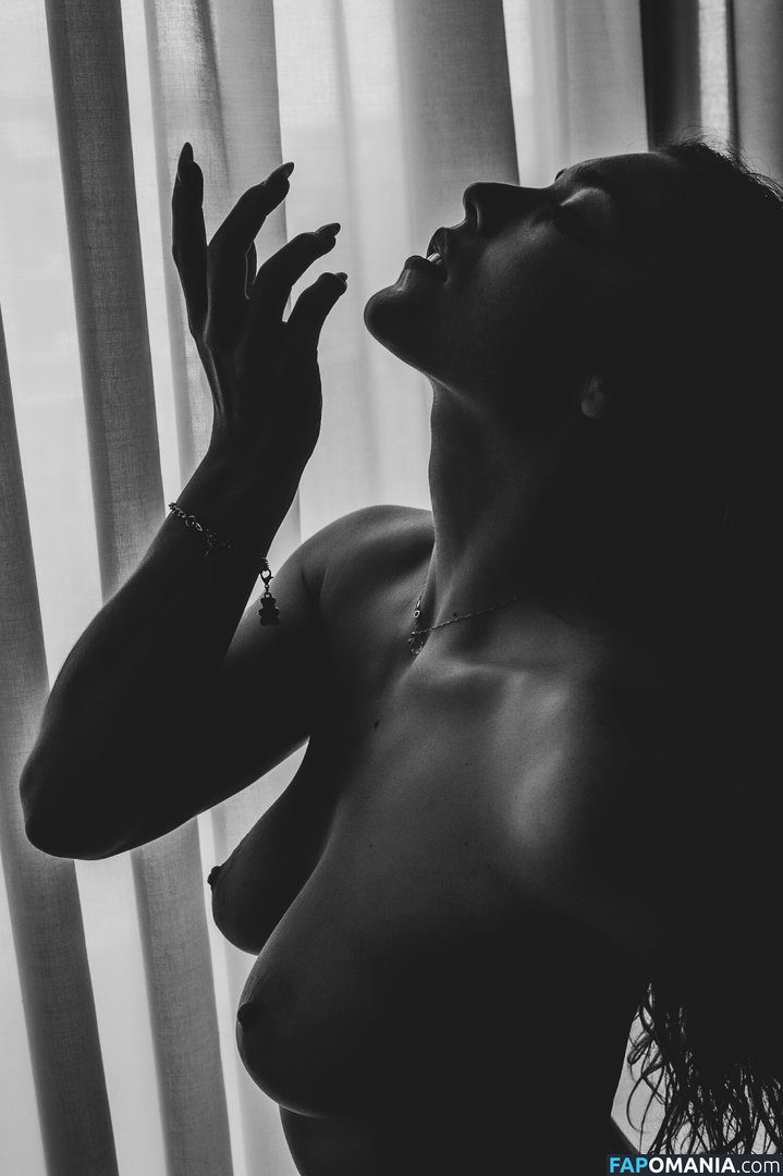 Kimkah / Kimkardhashish / Kimpoossyble / laurakimka Nude OnlyFans  Leaked Photo #13