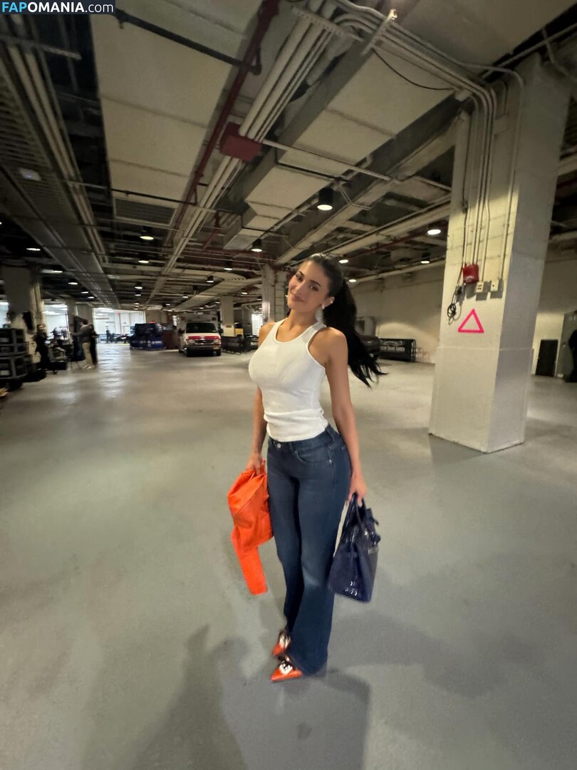 Kylie Jenner / https: / kyliejenner / kyliejenner.2 Nude OnlyFans  Leaked Photo #85