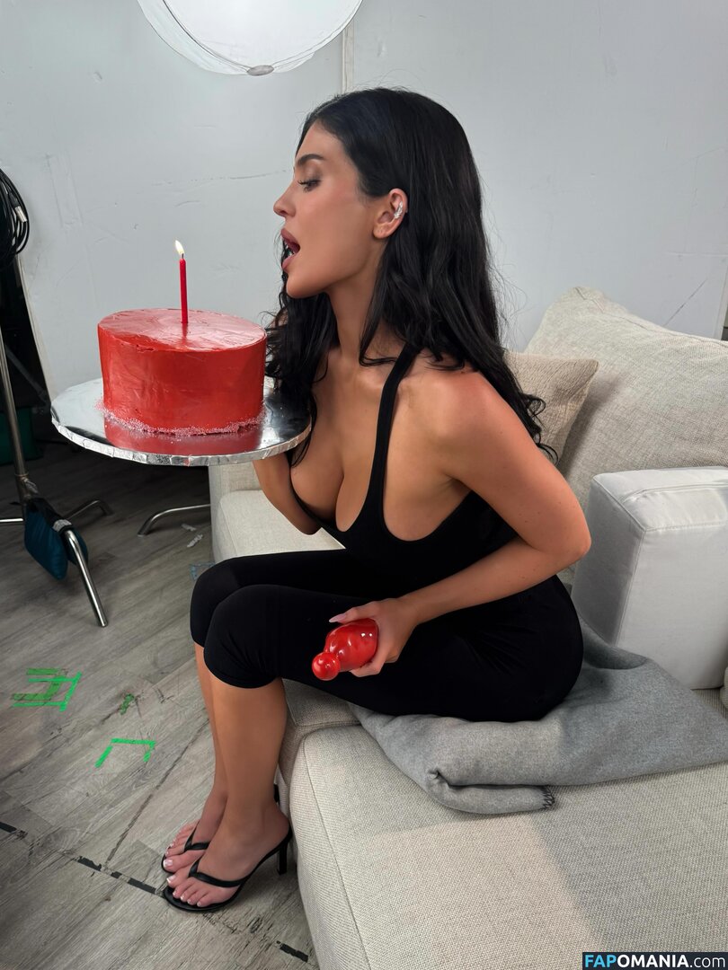 Kylie Jenner / https: / kyliejenner / kyliejenner.2 Nude OnlyFans  Leaked Photo #135