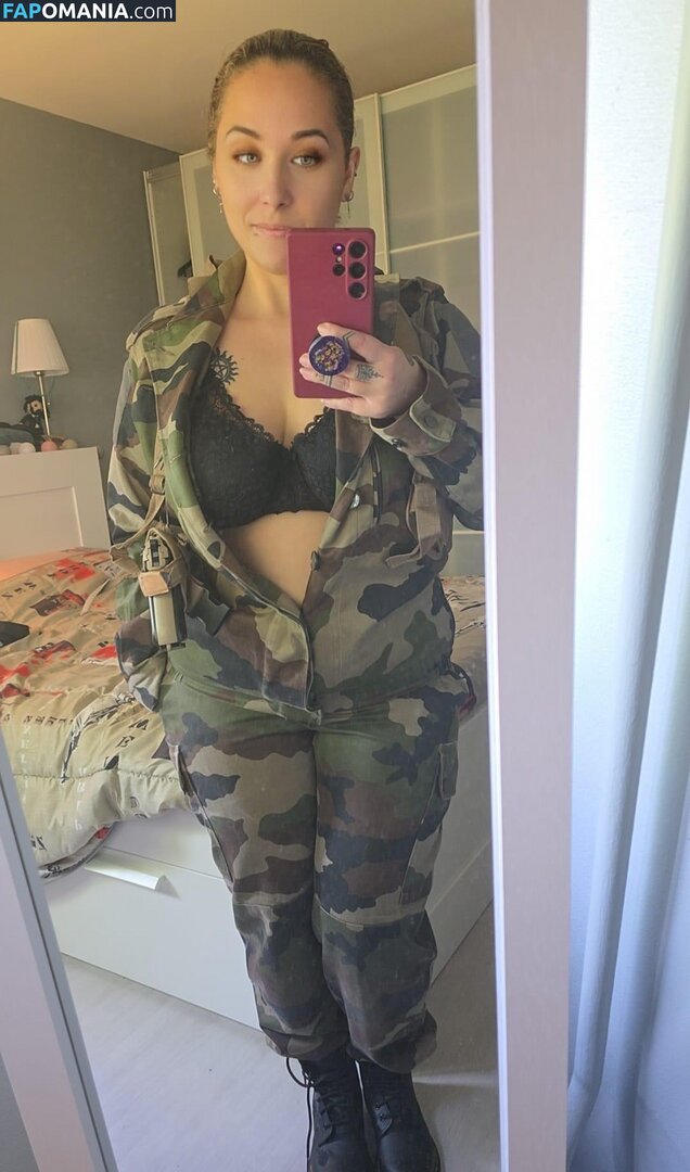 lariarussell / ryanfirst1 Nude OnlyFans  Leaked Photo #11